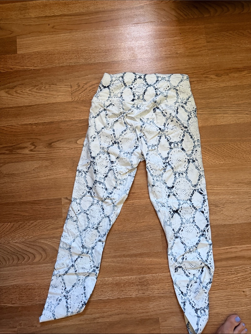 Varley Cream and Blue Snake-Print Leggings and Bra - Picture 11 of 11